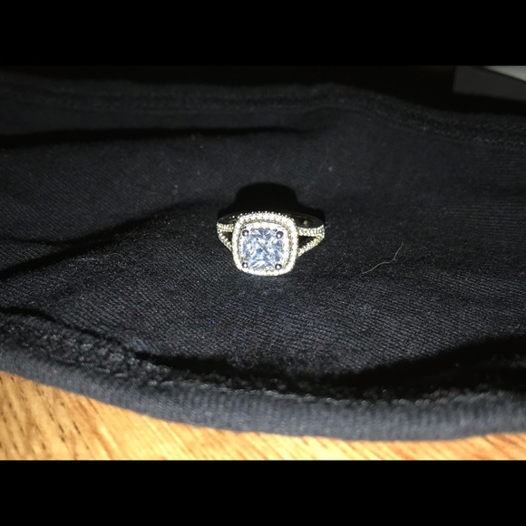 Engagement ring - Picture 4 of 8